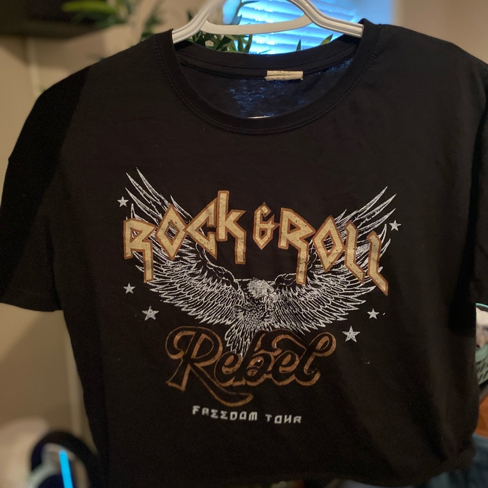 A black graphic cropped tee shirt #rock #graphic #trendy